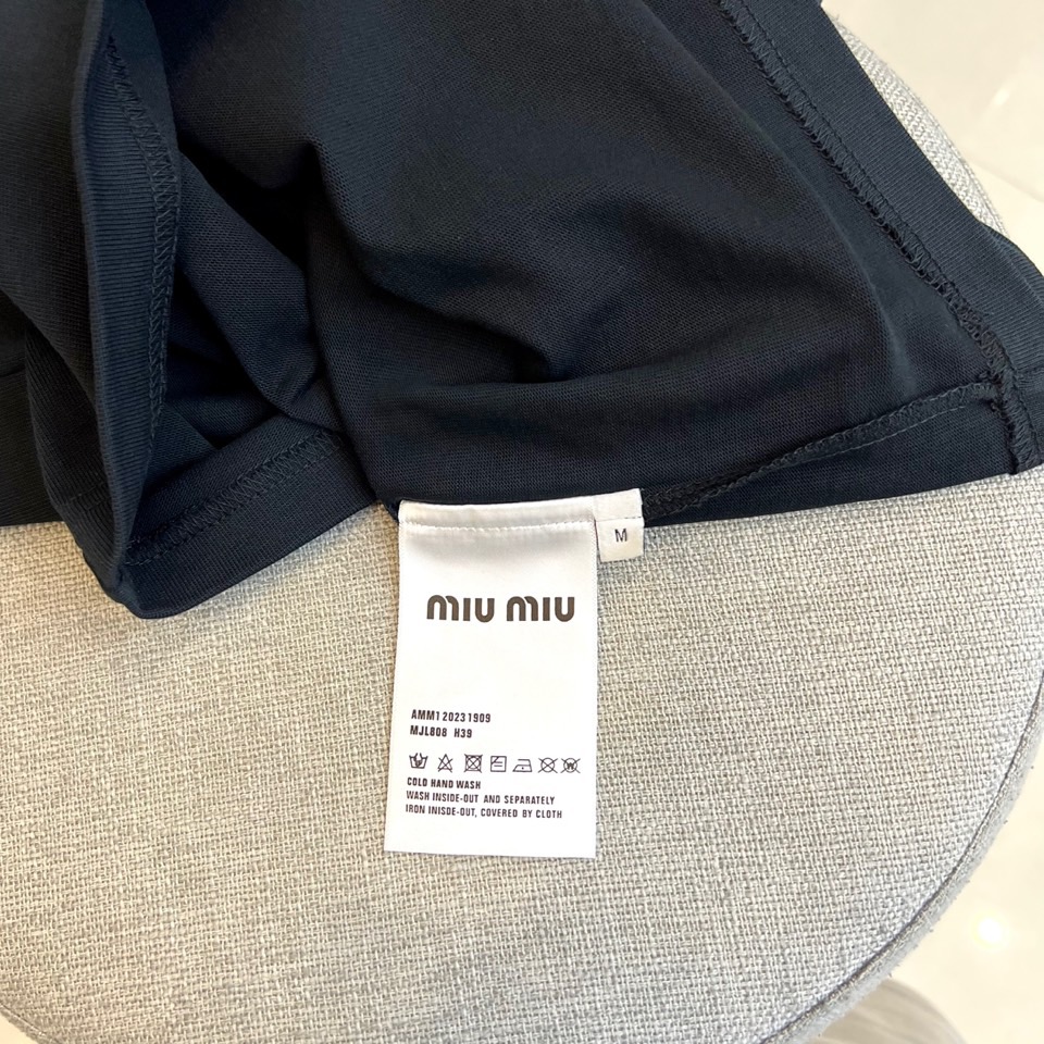 miumiu、2025春夏男士新款圆领短袖T恤。进口定织面料100%纯棉、面料手感丝滑柔软，透气亲肤性极