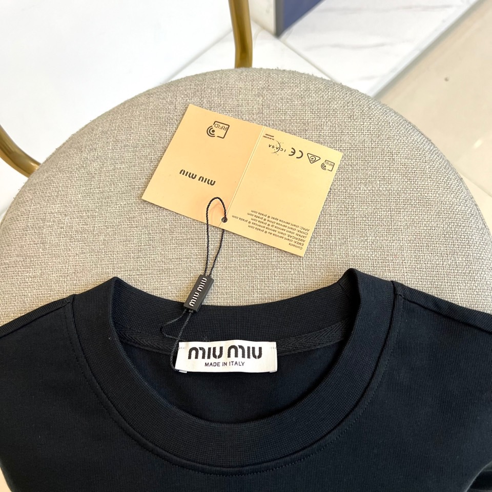 miumiu、2025春夏男士新款圆领短袖T恤。进口定织面料100%纯棉、面料手感丝滑柔软，透气亲肤性极