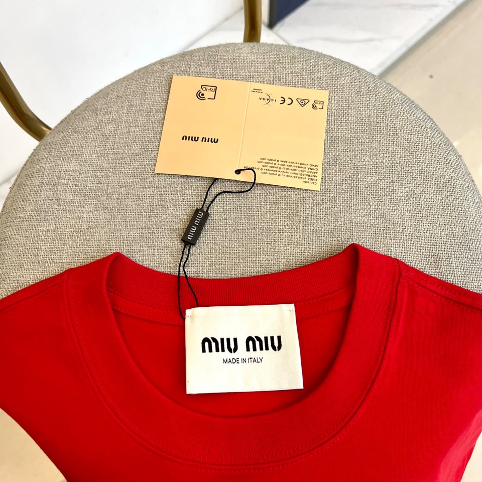 miumiu、2025春夏男士新款圆领短袖T恤。进口定织面料100%纯棉、面料手感丝滑柔软，透气亲肤性极