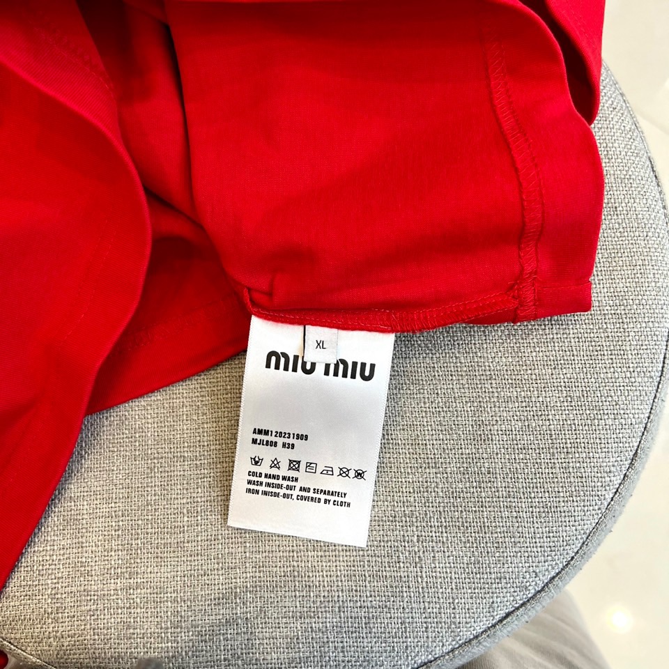miumiu、2025春夏男士新款圆领短袖T恤。进口定织面料100%纯棉、面料手感丝滑柔软，透气亲肤性极