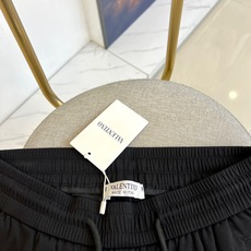 华伦天奴、25s春夏新品男士抽绳休闲刺绣运动卫裤,全新发布新款定制,细节一丝不苟,打造出了常青树的百看不 华伦天奴、25s春夏新品男士抽绳休闲刺绣运动卫裤,全新发布新款定制,细节一丝不苟,打造出了常青树的百看不