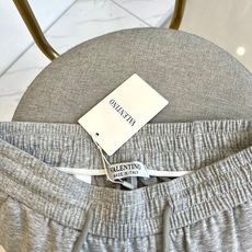 华伦天奴、25s春夏新品男士抽绳休闲刺绣运动卫裤,全新发布新款定制,细节一丝不苟,打造出了常青树的百看不 华伦天奴、25s春夏新品男士抽绳休闲刺绣运动卫裤,全新发布新款定制,细节一丝不苟,打造出了常青树的百看不