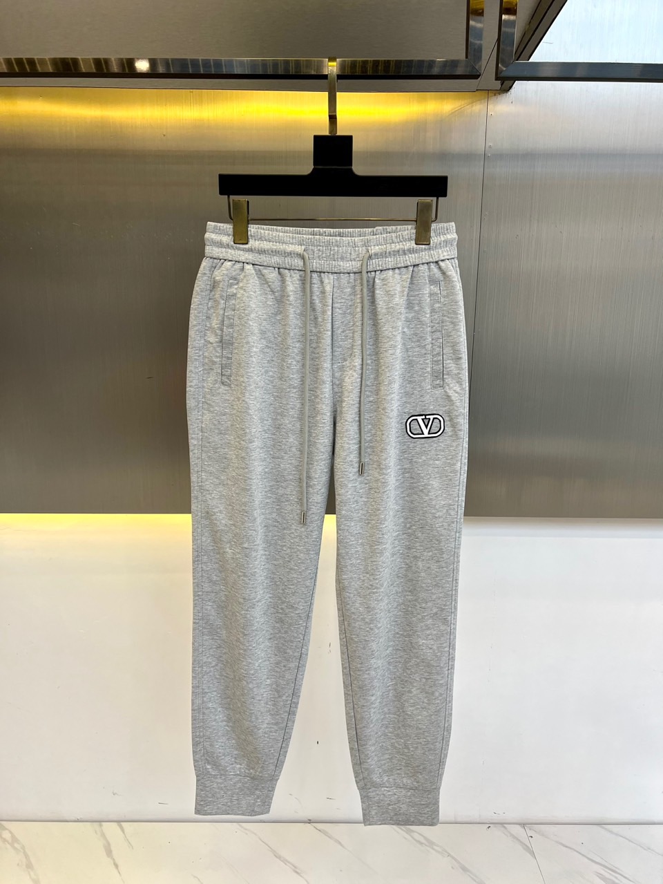 华伦天奴、25s春夏新品男士抽绳休闲刺绣运动卫裤，全新发布新款定制，细节一丝不苟，打造出了常青树的百看不