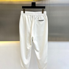华伦天奴、25s春夏新品男士抽绳休闲刺绣运动卫裤,全新发布新款定制,细节一丝不苟,打造出了常青树的百看不 华伦天奴、25s春夏新品男士抽绳休闲刺绣运动卫裤,全新发布新款定制,细节一丝不苟,打造出了常青树的百看不
