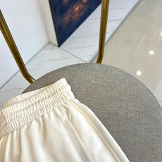 华伦天奴、25s春夏新品男士抽绳休闲刺绣运动卫裤,全新发布新款定制,细节一丝不苟,打造出了常青树的百看不 华伦天奴、25s春夏新品男士抽绳休闲刺绣运动卫裤,全新发布新款定制,细节一丝不苟,打造出了常青树的百看不
