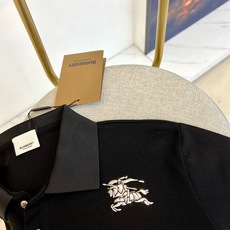 巴宝莉、2025s经典标志性Logo点缀元素 经典时尚翻领 Polo衫短袖 ,贸易公司渠道订单,简约大气 巴宝莉、2025s经典标志性Logo点缀元素 经典时尚翻领 Polo衫短袖 ,贸易公司渠道订单,简约大气