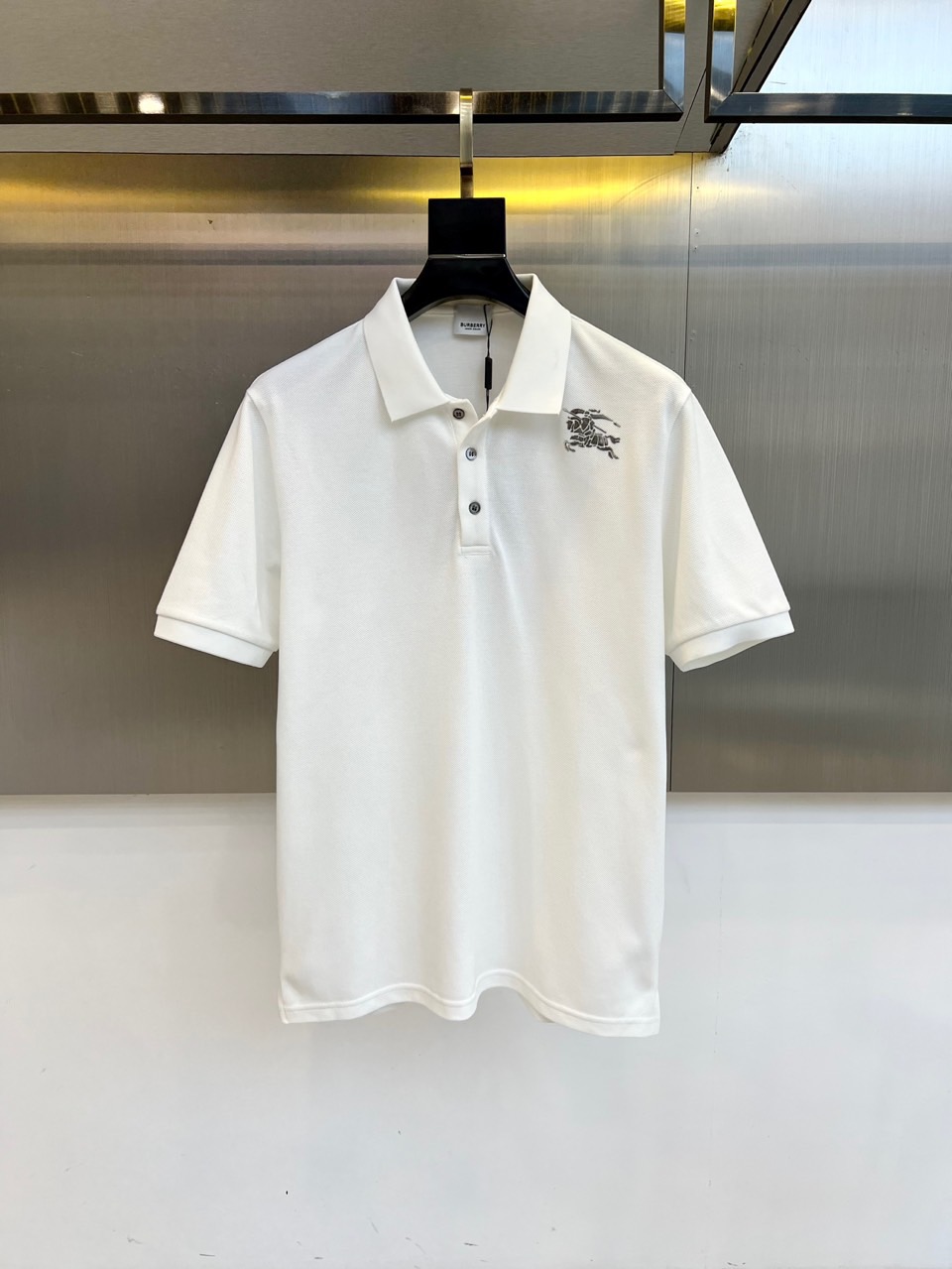 巴宝莉、2025s经典标志性Logo点缀元素 经典时尚翻领 Polo衫短袖 ，贸易公司渠道订单，简约大气
