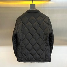 Bur巴宝莉、25秋冬新品 浅卡其绗缝西装外套 | 英伦优雅的当代诠释经典菱格,隽永美学浅卡其色菱形绗缝 Bur巴宝莉、25秋冬新品 浅卡其绗缝西装外套 | 英伦优雅的当代诠释经典菱格,隽永美学浅卡其色菱形绗缝