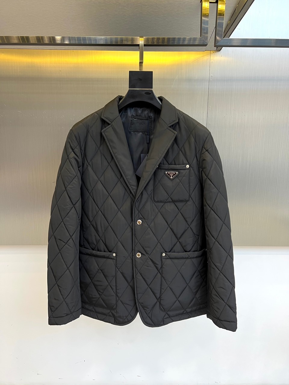 Prad普拉、25s秋冬新品卡其菱格棉服｜秋冬高级感叠穿神器✨ 一眼沦陷的设计细节：• 卡其色菱格绗缝：