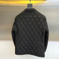 Prad普拉、25s秋冬新品卡其菱格棉服|秋冬高级感叠穿神器✨ 一眼沦陷的设计细节:• 卡其色菱格绗缝: Prad普拉、25s秋冬新品卡其菱格棉服|秋冬高级感叠穿神器✨ 一眼沦陷的设计细节:• 卡其色菱格绗缝: