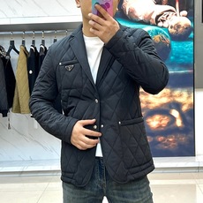 Prad普拉、25s秋冬新品卡其菱格棉服|秋冬高级感叠穿神器✨ 一眼沦陷的设计细节:• 卡其色菱格绗缝: Prad普拉、25s秋冬新品卡其菱格棉服|秋冬高级感叠穿神器✨ 一眼沦陷的设计细节:• 卡其色菱格绗缝: