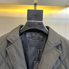 Prad普拉、25s秋冬新品卡其菱格棉服|秋冬高级感叠穿神器✨ 一眼沦陷的设计细节:• 卡其色菱格绗缝: Prad普拉、25s秋冬新品卡其菱格棉服|秋冬高级感叠穿神器✨ 一眼沦陷的设计细节:• 卡其色菱格绗缝:
