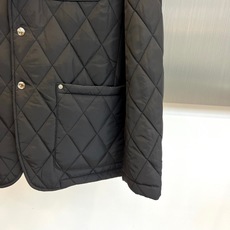 Prad普拉、25s秋冬新品卡其菱格棉服|秋冬高级感叠穿神器✨ 一眼沦陷的设计细节:• 卡其色菱格绗缝: Prad普拉、25s秋冬新品卡其菱格棉服|秋冬高级感叠穿神器✨ 一眼沦陷的设计细节:• 卡其色菱格绗缝:
