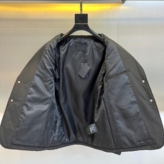 Prad普拉、25s秋冬新品卡其菱格棉服|秋冬高级感叠穿神器✨ 一眼沦陷的设计细节:• 卡其色菱格绗缝: Prad普拉、25s秋冬新品卡其菱格棉服|秋冬高级感叠穿神器✨ 一眼沦陷的设计细节:• 卡其色菱格绗缝: