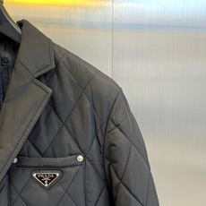 Prad普拉、25s秋冬新品卡其菱格棉服|秋冬高级感叠穿神器✨ 一眼沦陷的设计细节:• 卡其色菱格绗缝: Prad普拉、25s秋冬新品卡其菱格棉服|秋冬高级感叠穿神器✨ 一眼沦陷的设计细节:• 卡其色菱格绗缝: