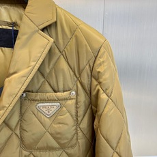 Prad普拉、25s秋冬新品卡其菱格棉服|秋冬高级感叠穿神器✨ 一眼沦陷的设计细节:• 卡其色菱格绗缝: Prad普拉、25s秋冬新品卡其菱格棉服|秋冬高级感叠穿神器✨ 一眼沦陷的设计细节:• 卡其色菱格绗缝: