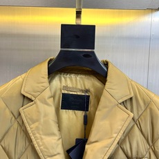 Prad普拉、25s秋冬新品卡其菱格棉服|秋冬高级感叠穿神器✨ 一眼沦陷的设计细节:• 卡其色菱格绗缝: Prad普拉、25s秋冬新品卡其菱格棉服|秋冬高级感叠穿神器✨ 一眼沦陷的设计细节:• 卡其色菱格绗缝: