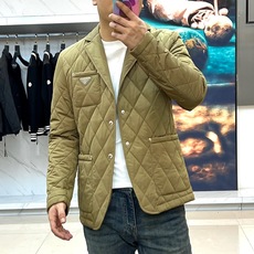 Prad普拉、25s秋冬新品卡其菱格棉服|秋冬高级感叠穿神器✨ 一眼沦陷的设计细节:• 卡其色菱格绗缝: Prad普拉、25s秋冬新品卡其菱格棉服|秋冬高级感叠穿神器✨ 一眼沦陷的设计细节:• 卡其色菱格绗缝: