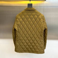 Prad普拉、25s秋冬新品卡其菱格棉服|秋冬高级感叠穿神器✨ 一眼沦陷的设计细节:• 卡其色菱格绗缝: Prad普拉、25s秋冬新品卡其菱格棉服|秋冬高级感叠穿神器✨ 一眼沦陷的设计细节:• 卡其色菱格绗缝: