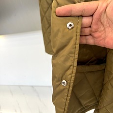 Prad普拉、25s秋冬新品卡其菱格棉服|秋冬高级感叠穿神器✨ 一眼沦陷的设计细节:• 卡其色菱格绗缝: Prad普拉、25s秋冬新品卡其菱格棉服|秋冬高级感叠穿神器✨ 一眼沦陷的设计细节:• 卡其色菱格绗缝:
