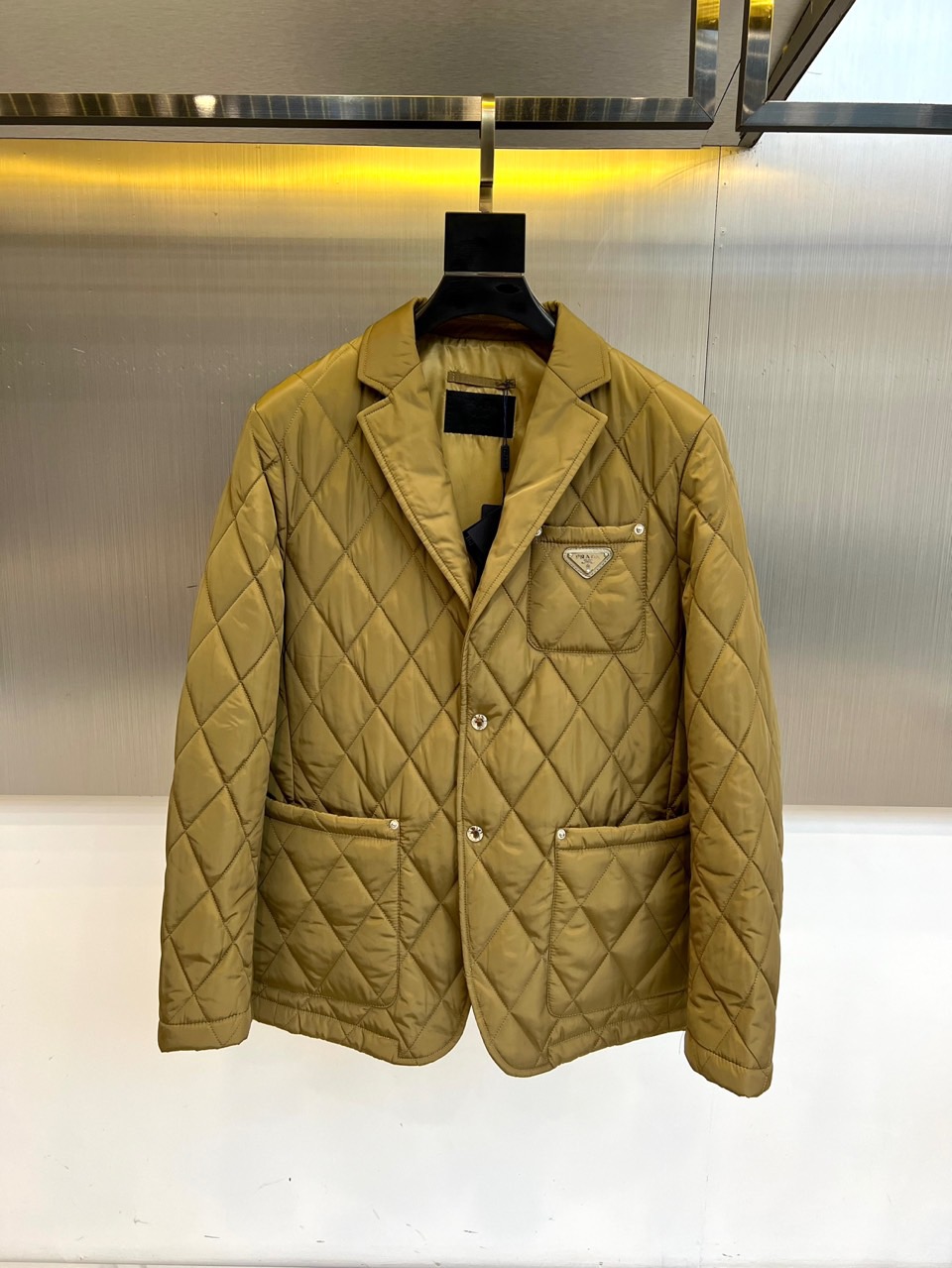 Prad普拉、25s秋冬新品卡其菱格棉服｜秋冬高级感叠穿神器✨ 一眼沦陷的设计细节：• 卡其色菱格绗缝：
