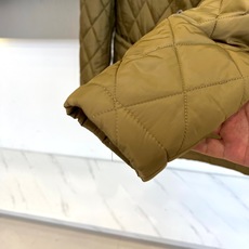 Prad普拉、25s秋冬新品卡其菱格棉服|秋冬高级感叠穿神器✨ 一眼沦陷的设计细节:• 卡其色菱格绗缝: Prad普拉、25s秋冬新品卡其菱格棉服|秋冬高级感叠穿神器✨ 一眼沦陷的设计细节:• 卡其色菱格绗缝: