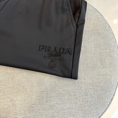 Prad普拉、2025秋冬新品男士商务休闲裤,无需繁复,自有声量。这条PRADA浅灰休闲裤以松紧腰头与纽 Prad普拉、2025秋冬新品男士商务休闲裤,无需繁复,自有声量。这条PRADA浅灰休闲裤以松紧腰头与纽