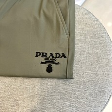 Prad普拉、2025秋冬新品男士商务休闲裤,无需繁复,自有声量。这条PRADA浅灰休闲裤以松紧腰头与纽 Prad普拉、2025秋冬新品男士商务休闲裤,无需繁复,自有声量。这条PRADA浅灰休闲裤以松紧腰头与纽