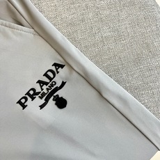 Prad普拉、2025秋冬新品男士商务休闲裤,无需繁复,自有声量。这条PRADA浅灰休闲裤以松紧腰头与纽 Prad普拉、2025秋冬新品男士商务休闲裤,无需繁复,自有声量。这条PRADA浅灰休闲裤以松紧腰头与纽