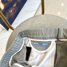Prad普拉、2025秋冬新品男士商务休闲裤,无需繁复,自有声量。这条PRADA浅灰休闲裤以松紧腰头与纽 Prad普拉、2025秋冬新品男士商务休闲裤,无需繁复,自有声量。这条PRADA浅灰休闲裤以松紧腰头与纽