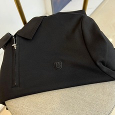 Ferragam菲拉格慕、2025秋冬男士系列。白色珠地棉长袖翻领POLO衫。精选47.6%棉+47.9 Ferragam菲拉格慕、2025秋冬男士系列。白色珠地棉长袖翻领POLO衫。精选47.6%棉+47.9