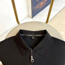 Ferragam菲拉格慕、2025秋冬男士系列。白色珠地棉长袖翻领POLO衫。精选47.6%棉+47.9 Ferragam菲拉格慕、2025秋冬男士系列。白色珠地棉长袖翻领POLO衫。精选47.6%棉+47.9