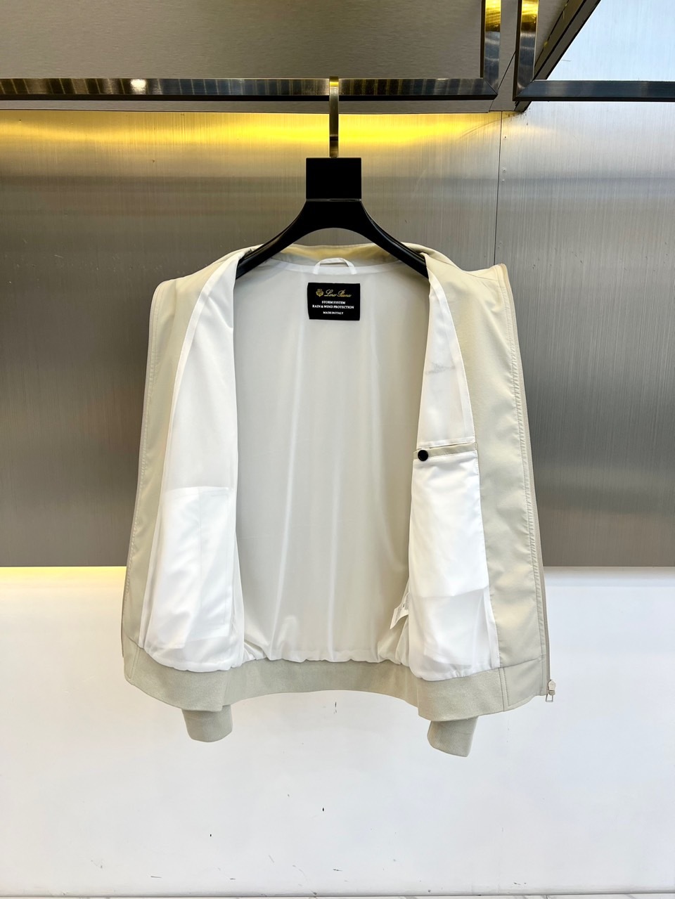 Loro Piana诺悠翩雅、25春夏新款lP🆕立领夹克,高端精英男士必备极简都市轻质尼龙外套。来自意大
