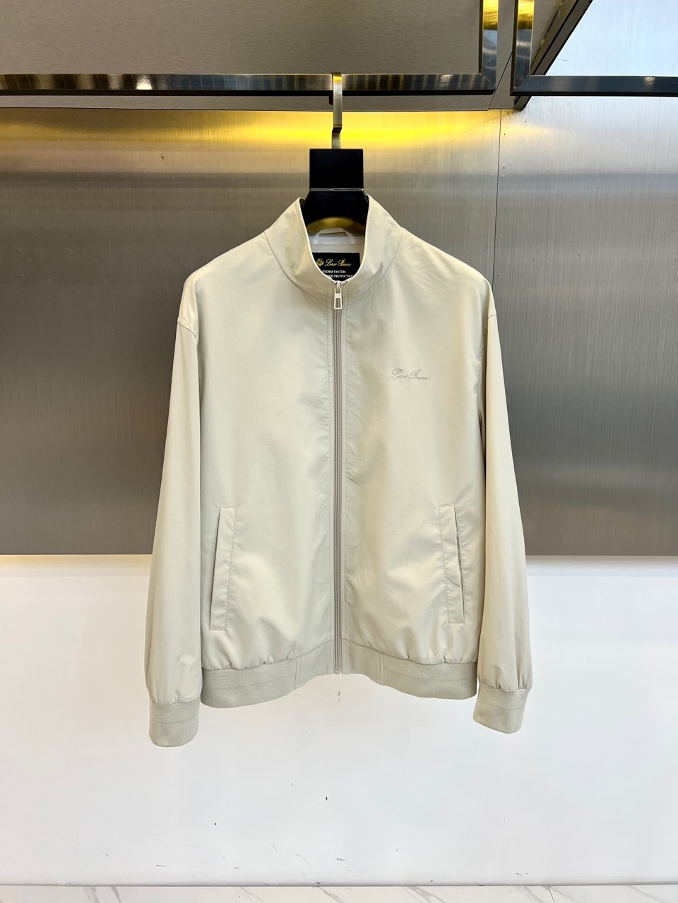 Loro Piana诺悠翩雅、25春夏新款lP🆕立领夹克,高端精英男士必备极简都市轻质尼龙外套。来自意大