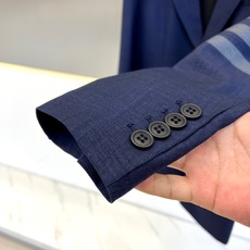 ThomBrow汤姆布朗、2025春夏新品商务休闲西服外套。简约休闲西装外套,进口顶级特供面料都是英国进 ThomBrow汤姆布朗、2025春夏新品商务休闲西服外套。简约休闲西装外套,进口顶级特供面料都是英国进