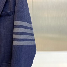 ThomBrow汤姆布朗、2025春夏新品商务休闲西服外套。简约休闲西装外套,进口顶级特供面料都是英国进 ThomBrow汤姆布朗、2025春夏新品商务休闲西服外套。简约休闲西装外套,进口顶级特供面料都是英国进