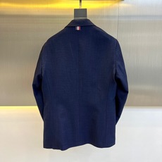 ThomBrow汤姆布朗、2025春夏新品商务休闲西服外套。简约休闲西装外套,进口顶级特供面料都是英国进 ThomBrow汤姆布朗、2025春夏新品商务休闲西服外套。简约休闲西装外套,进口顶级特供面料都是英国进