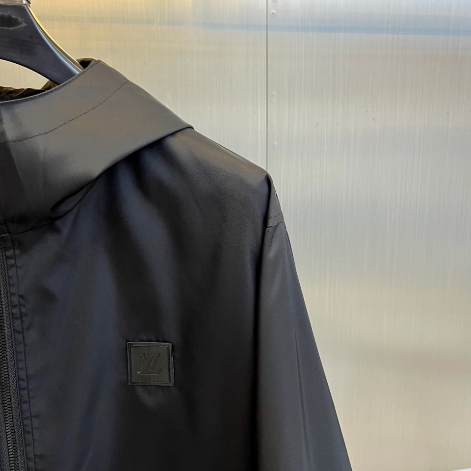 1v、驴家25s秋冬新品发售 双面夹克外套 ，一衣双面。 暗夜黑 × 经典老花 | 双面哲学▫️ 暗夜面