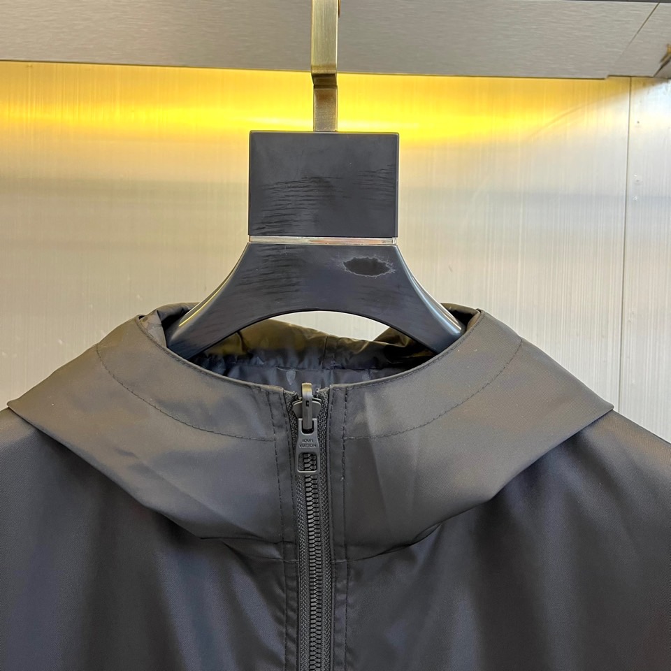 1v、驴家25s秋冬新品发售 双面夹克外套 ，一衣双面。 暗夜黑 × 经典老花 | 双面哲学▫️ 暗夜面