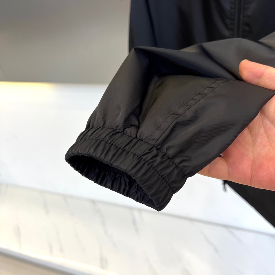 1v、驴家25s秋冬新品发售 双面夹克外套 ，一衣双面。 暗夜黑 × 经典老花 | 双面哲学▫️ 暗夜面