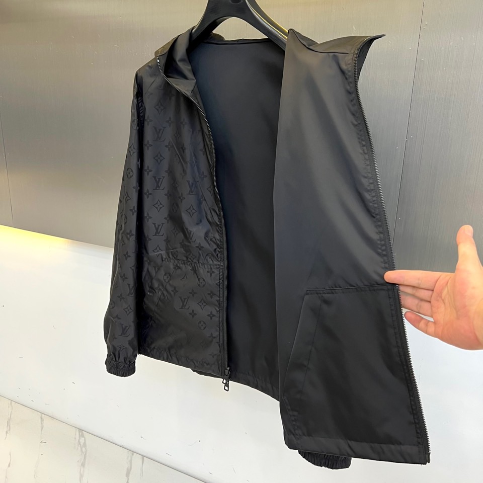 1v、驴家25s秋冬新品发售 双面夹克外套 ，一衣双面。 暗夜黑 × 经典老花 | 双面哲学▫️ 暗夜面