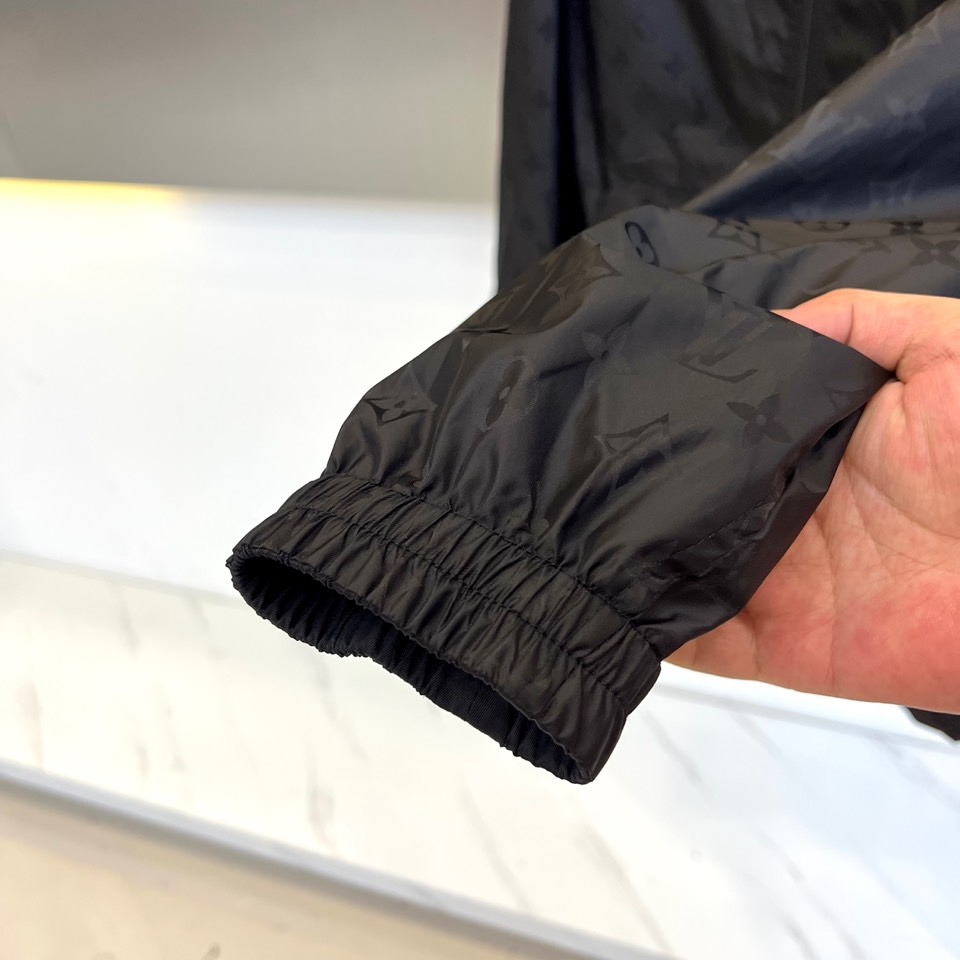 1v、驴家25s秋冬新品发售 双面夹克外套 ，一衣双面。 暗夜黑 × 经典老花 | 双面哲学▫️ 暗夜面