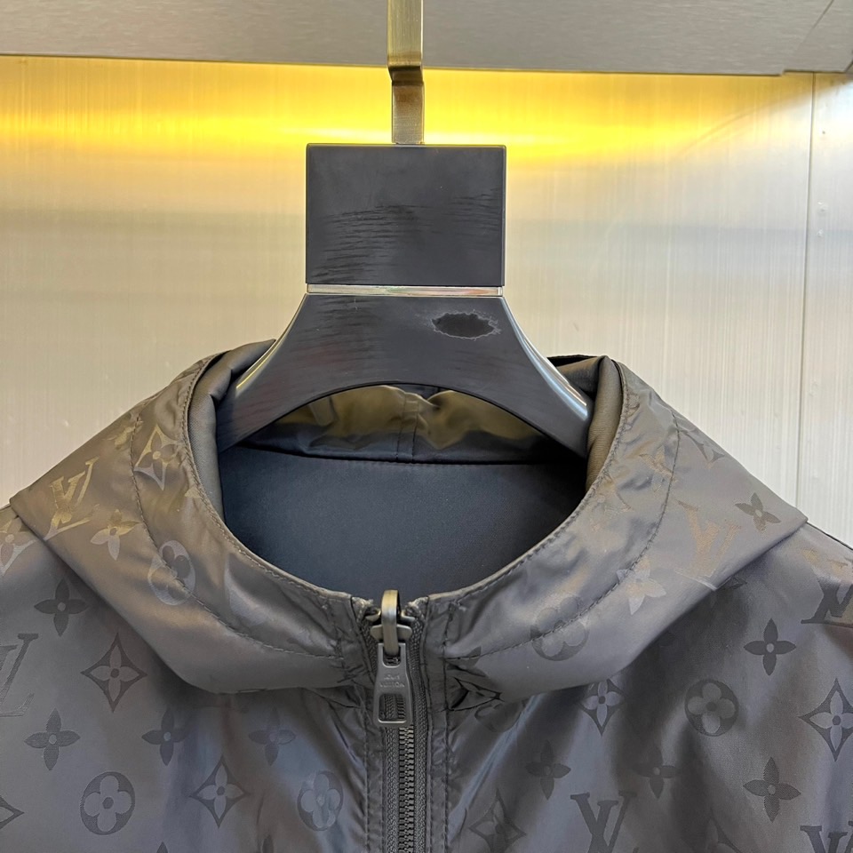 1v、驴家25s秋冬新品发售 双面夹克外套 ，一衣双面。 暗夜黑 × 经典老花 | 双面哲学▫️ 暗夜面