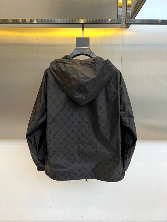 1v、驴家25s秋冬新品发售 双面夹克外套 ，一衣双面。 暗夜黑 × 经典老花 | 双面哲学▫️ 暗夜面