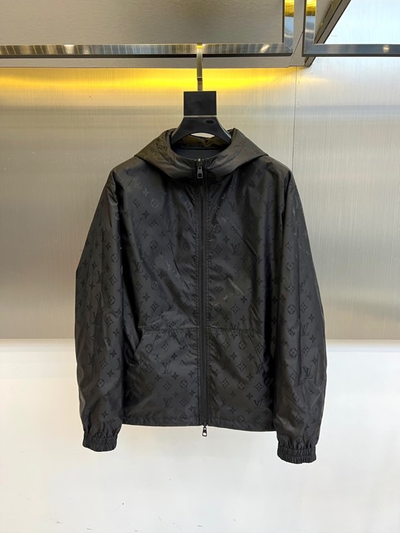 1v、驴家25s秋冬新品发售 双面夹克外套 ，一衣双面。 暗夜黑 × 经典老花 | 双面哲学▫️ 暗夜面