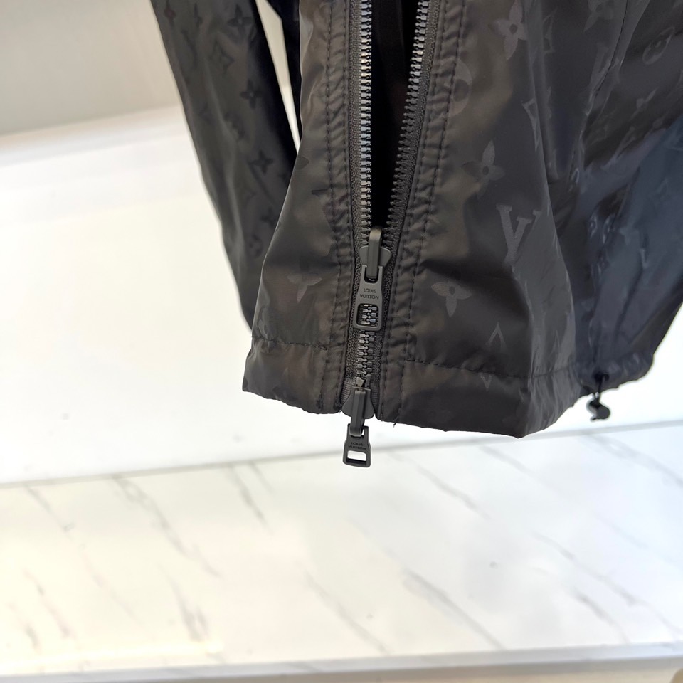 1v、驴家25s秋冬新品发售 双面夹克外套 ，一衣双面。 暗夜黑 × 经典老花 | 双面哲学▫️ 暗夜面