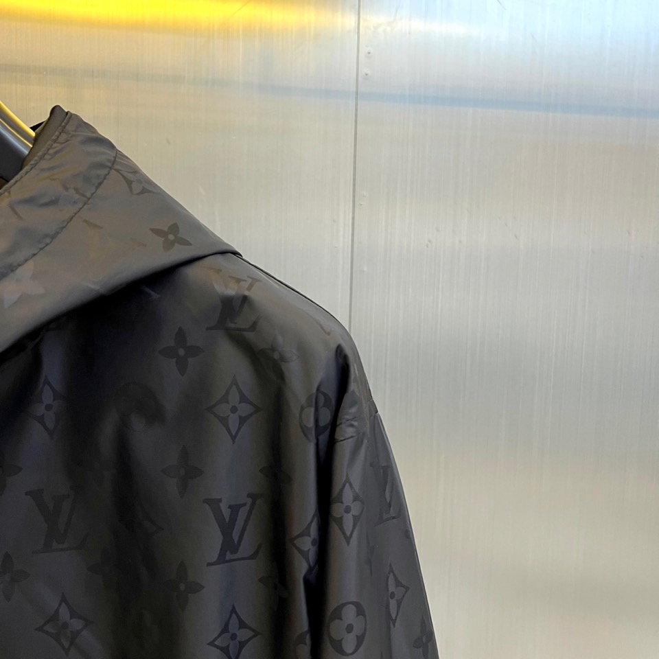 1v、驴家25s秋冬新品发售 双面夹克外套 ，一衣双面。 暗夜黑 × 经典老花 | 双面哲学▫️ 暗夜面