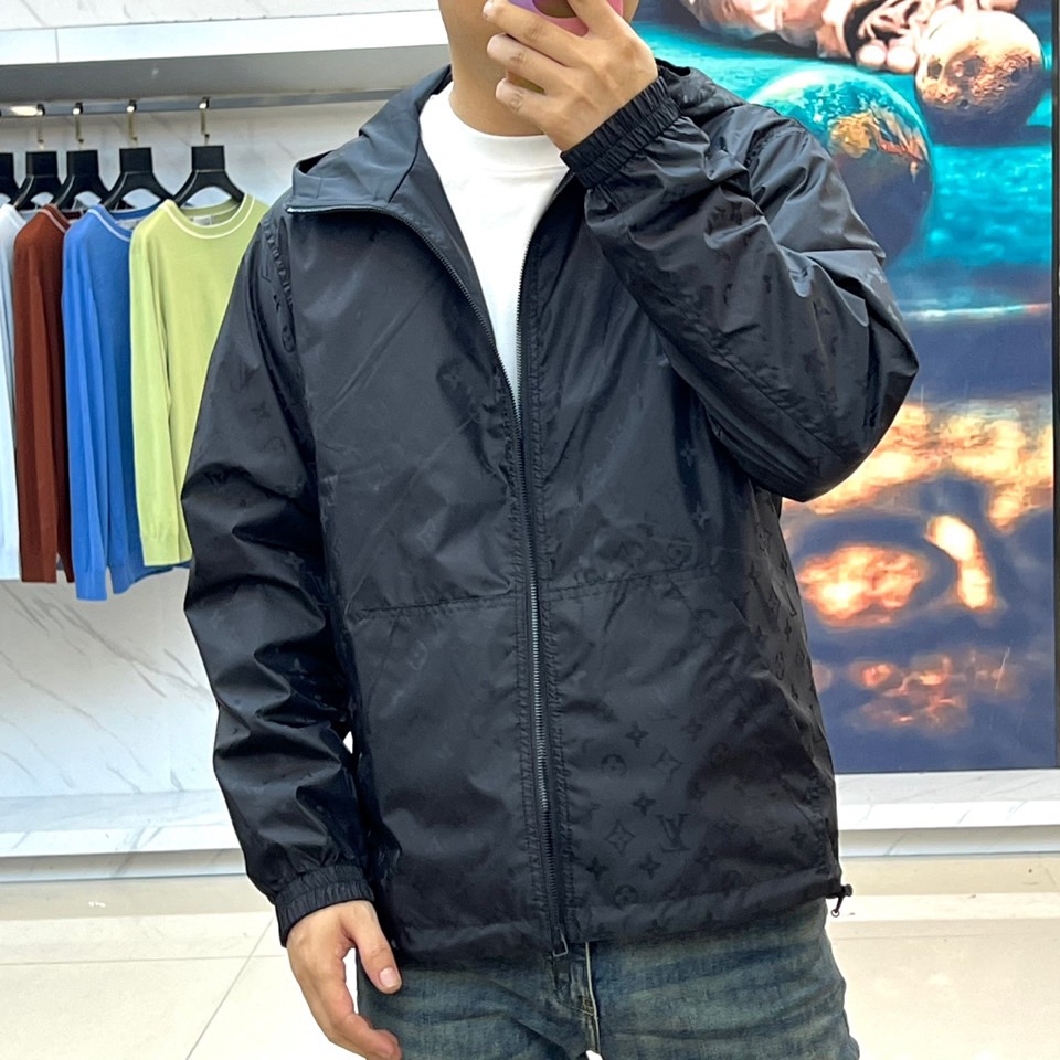 1v、驴家25s秋冬新品发售 双面夹克外套 ，一衣双面。 暗夜黑 × 经典老花 | 双面哲学▫️ 暗夜面