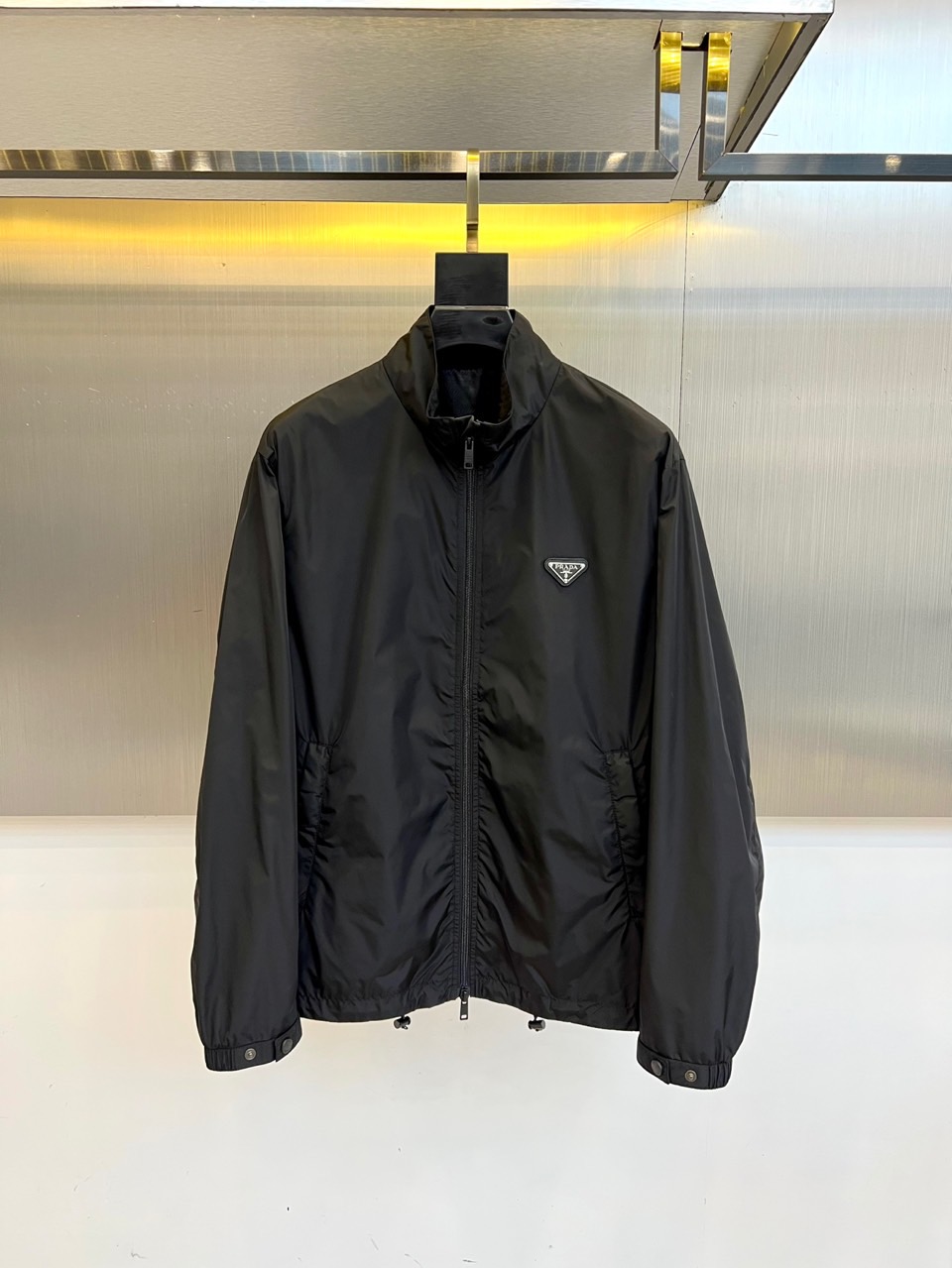 Prad普拉、25FW新品 经典款Re Nylon夹克 男装再生尼龙连帽夹克。洁，细节精致，饰有珐琅金属