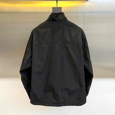 Prad普拉、25FW新品 经典款Re Nylon夹克 男装再生尼龙连帽夹克。洁,细节精致,饰有珐琅金属 Prad普拉、25FW新品 经典款Re Nylon夹克 男装再生尼龙连帽夹克。洁,细节精致,饰有珐琅金属